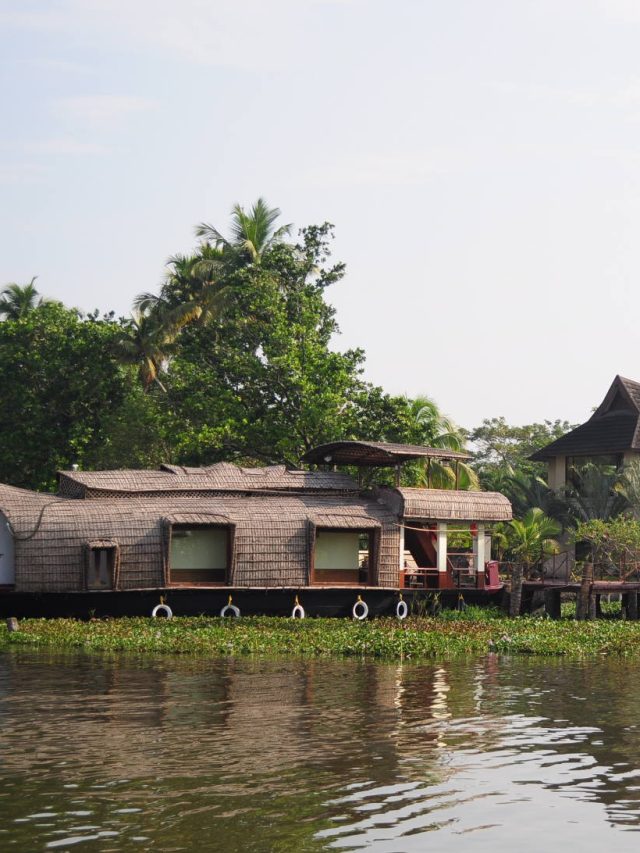 cropped-Backwater-Cruise-in-Alleppey-Hou.jpg